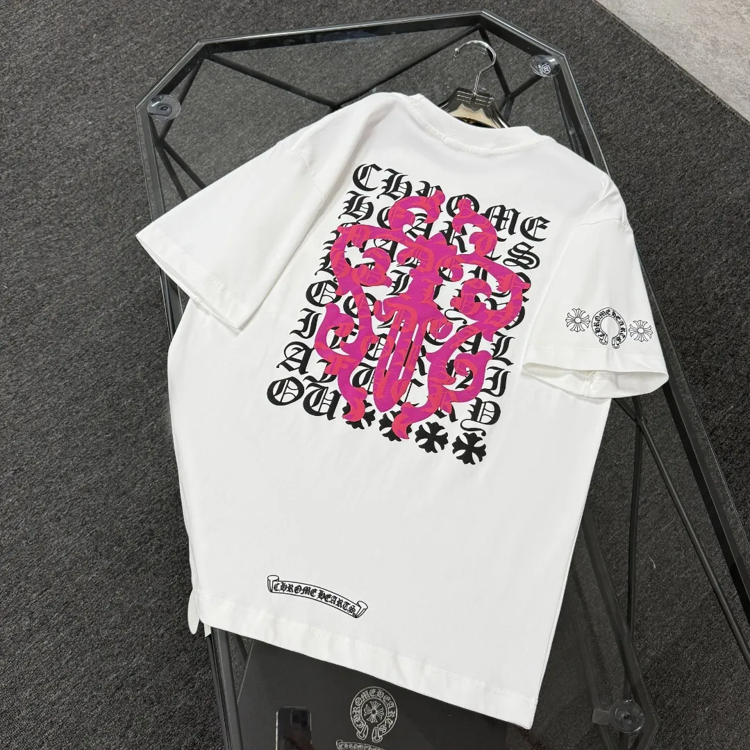 P170 Chrome Hearts 25 high-end versions. The fabric is made of 300 grams of high-density pure cotton. It does not deform or shrink. It has three labels. It is the same style for men and women. Technology: suede foaming + digital printing. Color: white, black. SIZE: S-XL.